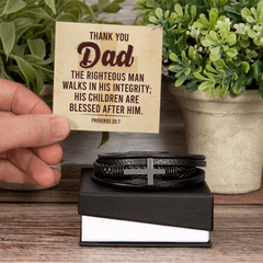 Proverbios 20:7 - Pulsera de cuero con cruz