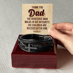 Proverbios 20:7 - Pulsera de cuero con cruz