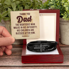Proverbios 20:7 - Pulsera de cuero con cruz